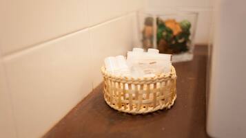 Dusche, Haartrockner, HandtĂŒcher, Seife