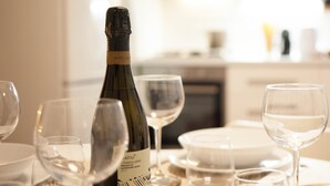 Une bouteille de Prosecco DOCG Brut est posée sur une table, entourée de plusieurs verres à vin vides.