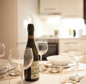 Frigorifero, forno, piano cottura, lavastoviglie