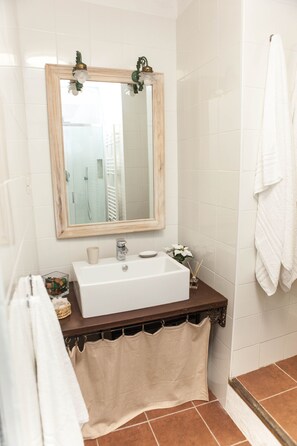 Doccia, asciugacapelli, asciugamani, sapone