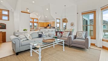 Smart TV, videojuegos, reproductor de DVD y futbolito