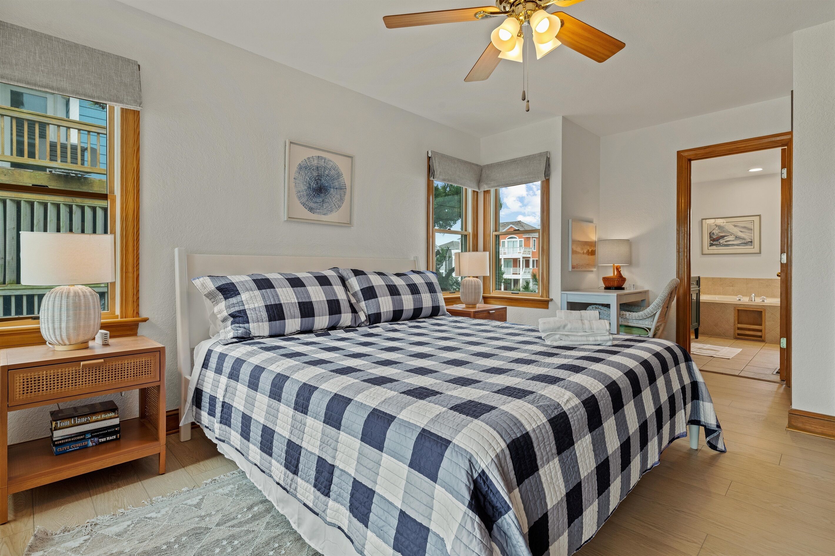 4 chambres, bureau, fer et planche à repasser, lit parapluie