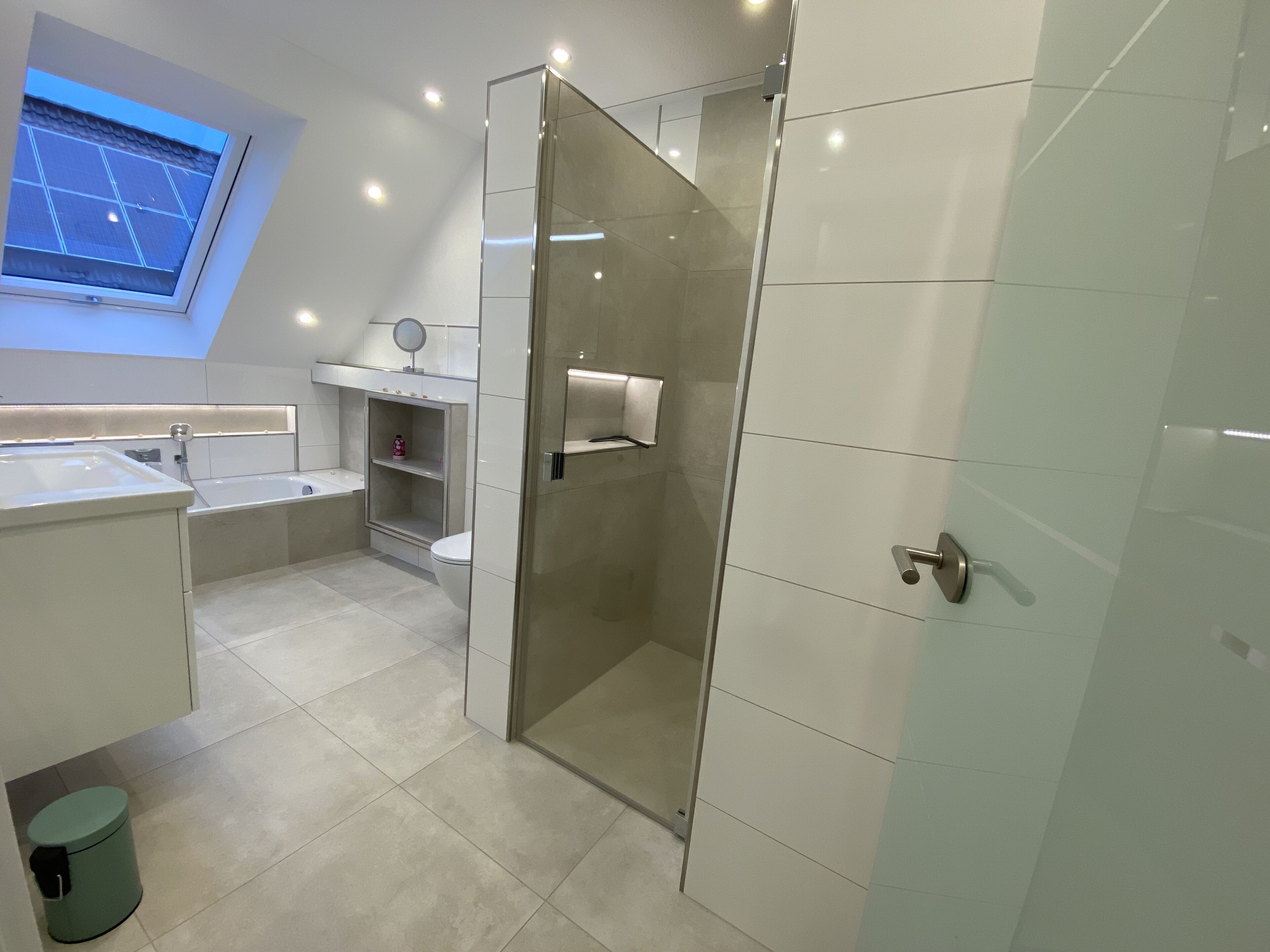 Bathtub, hair dryer, towels