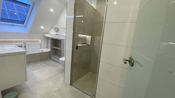 Badewanne, Haartrockner, Handtücher