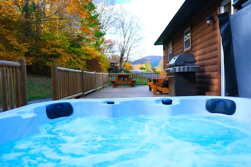 Mountain Getaway w/ Hottub, Views, Gamesroom, Fire Pit