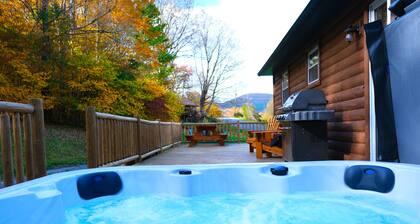 Mountain Getaway w/ Hottub, Views, Gamesroom, Fire Pit