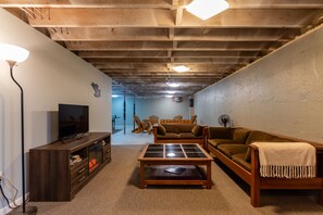 Smart TV, chimenea, futbolito y tenis de mesa