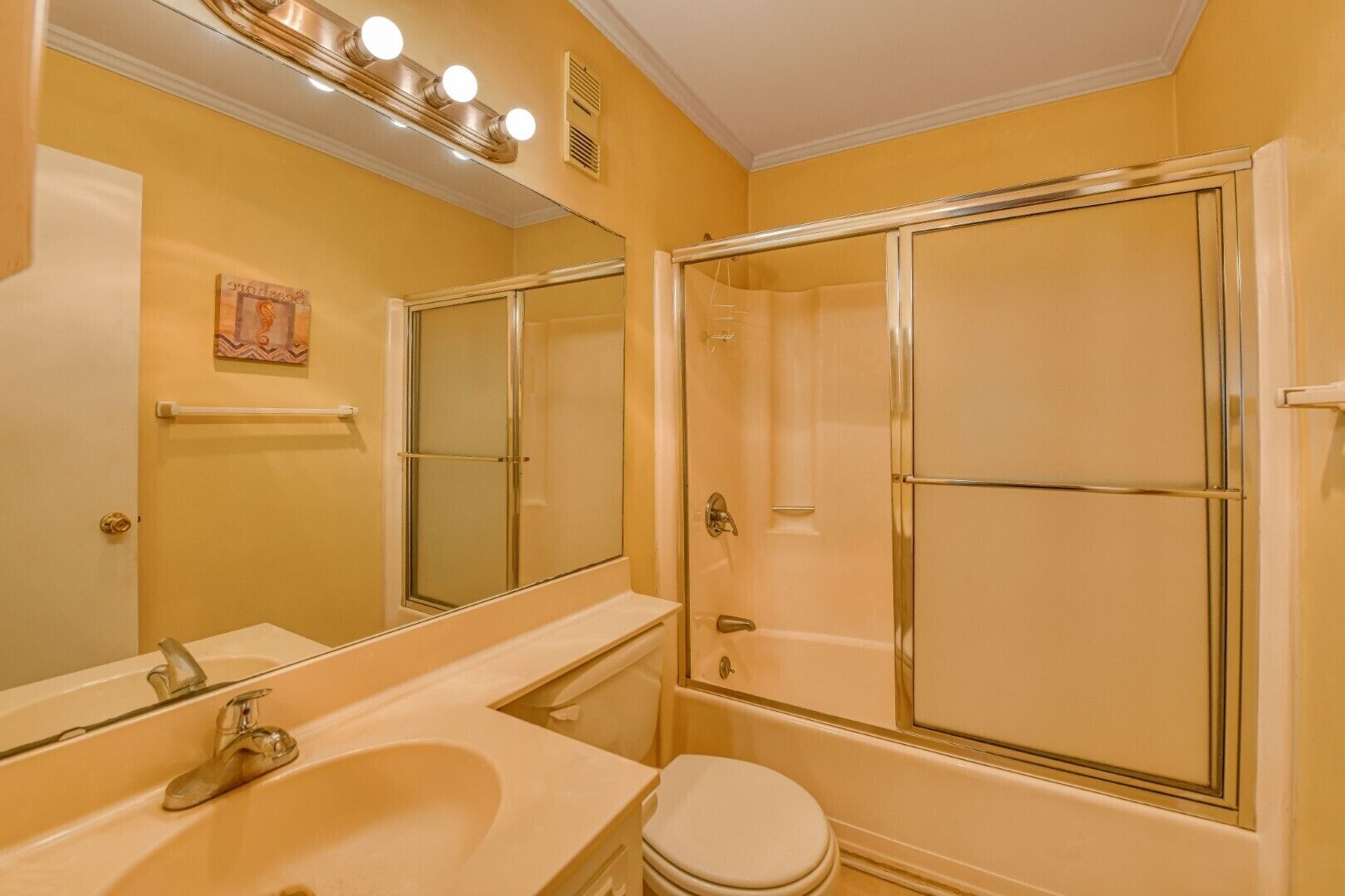 Une salle de bain avec une baignoire, des toilettes et un lavabo.