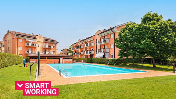 A residential building with a swimming pool and a sign indicating 'SMART WORKING'. - Maisonnette Il Todeschino B12 by Wonderful Italy (Sirmione)