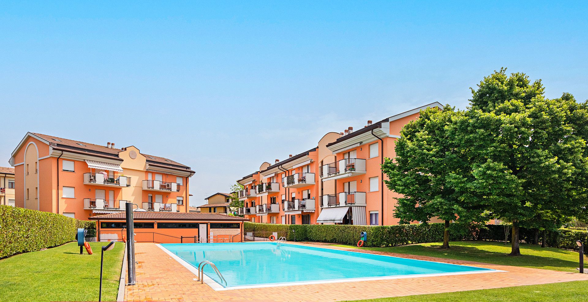 Edificio residencial con piscina y un letrero que indica 'SMART WORKING'.