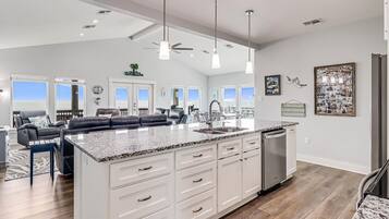 Casa, 4 habitaciones | Cocina privada | Refrigerador, horno, cafetera y tetera y tostadora