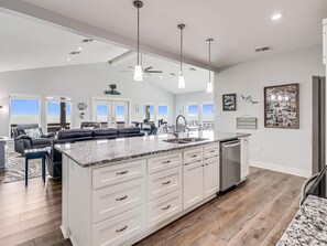 Hus, 4 soverom | Eget kjøkken | Kjøleskap, ovn, kaffetrakter/tekoker og brødrister