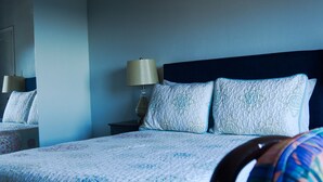 A hotel room with a bed, a nightstand, a lamp, and a headboard. - Apartment Beatitudo  (Point Blanche)