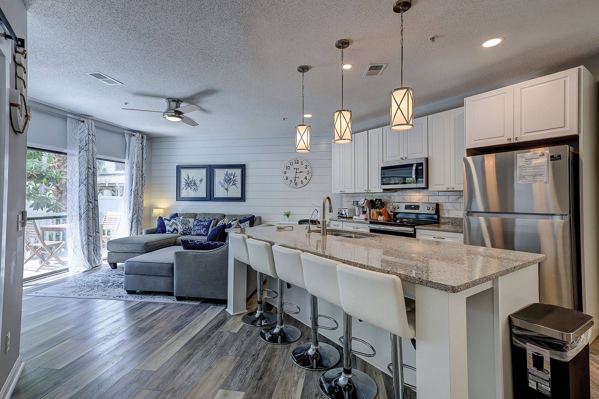 Kühlschrank, Mikrowelle, Herdplatte, Geschirrspüler