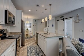 Fridge, microwave, stovetop, dishwasher - Sunset Rentals | Ocean Breeze 44 | Dog Friendly (Hilton Head Island)