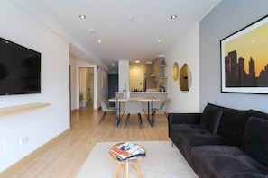 Una televisión, una oficina