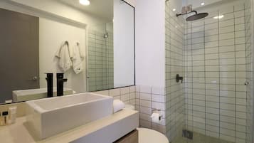 Douche, sèche-cheveux, serviettes fournies