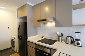 Fridge, microwave, oven, stovetop - w* | Modern 2BR with Balcony in Barranco (Barranco)