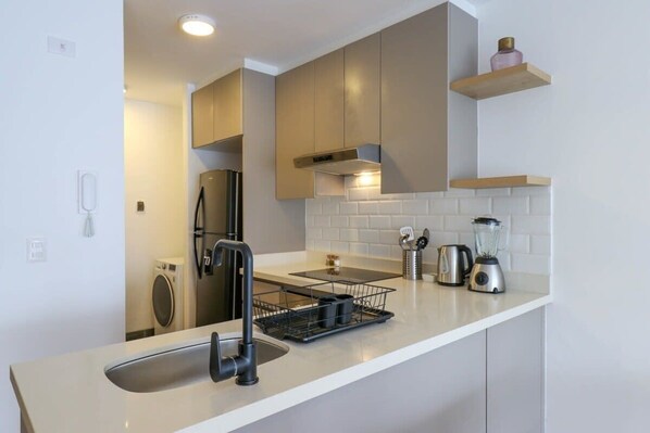 Kjøleskap, mikrobølgeovn, ovn og kokeplater