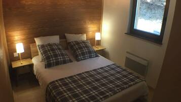 5 bedrooms, travel crib, free WiFi, bed sheets