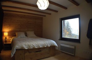 5 bedrooms, travel cot, free WiFi, bed sheets