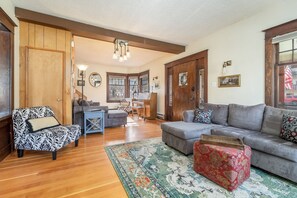 Smart TV, DVD player - Downtown Leavenworth In the Middle of it all! (Leavenworth)