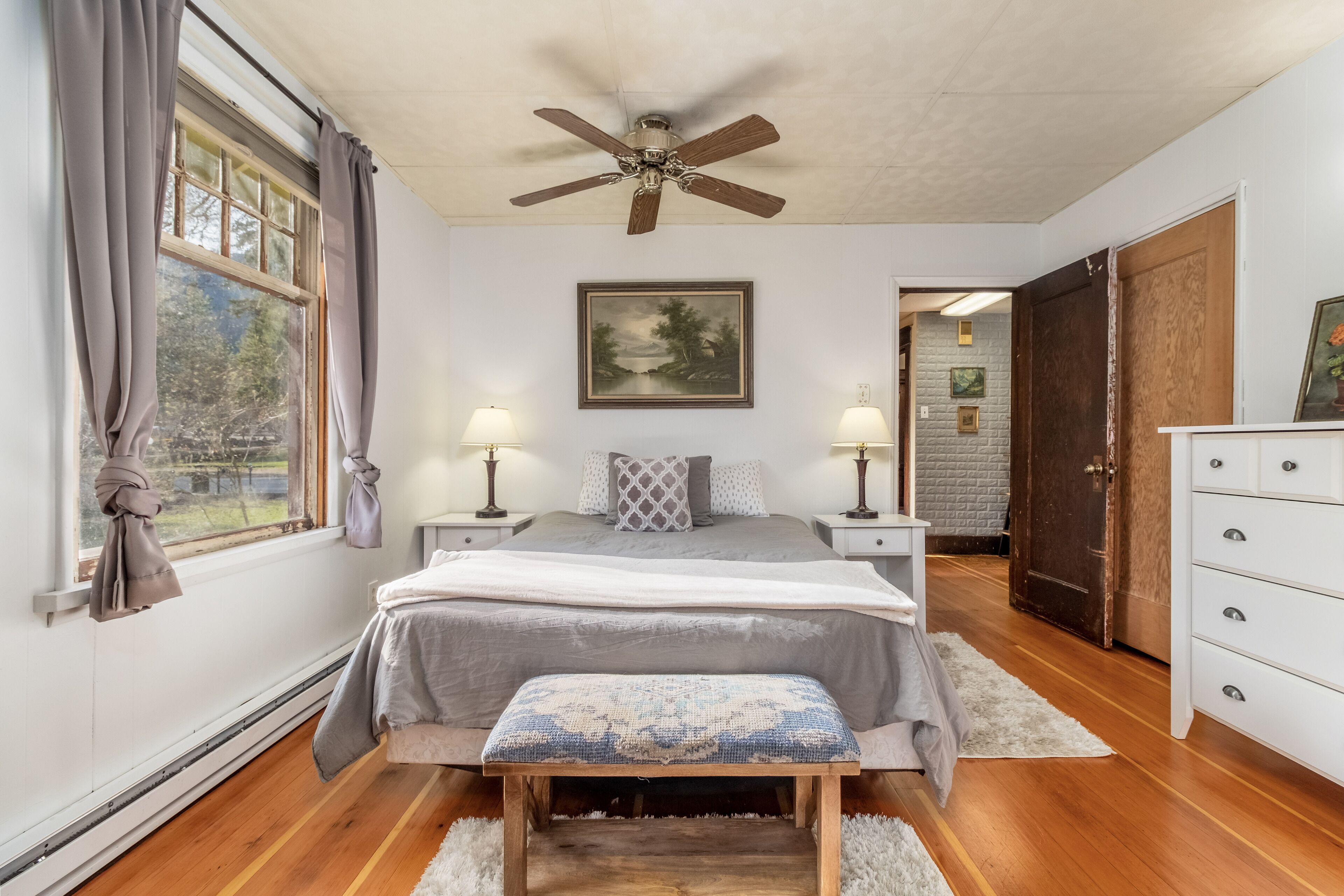 4 habitaciones, escritorio, tabla de planchar con plancha y wifi gratis 