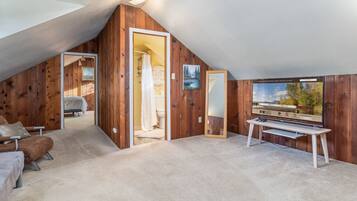 4 bedrooms, desk, iron/ironing board, free WiFi