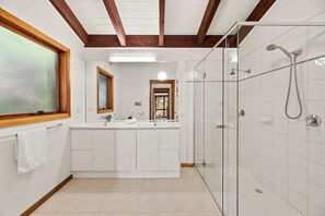 Badewanne, Haartrockner, Handtücher, Shampoo