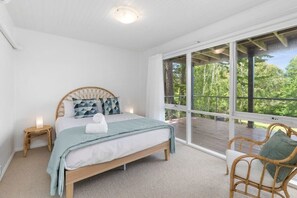3 bedrooms, iron/ironing board, WiFi, bed sheets - Bellarine Lake House Ocean Grove (Ocean Grove)