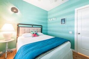 6 bedrooms, free WiFi, bed sheets - Fabulous 6 BR/4 BA Sleeps 16, Private Pool, Poker Room, Walk to the Beach! (Port Aransas)