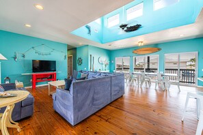 Smart TV - Fabulous 6 BR/4 BA Sleeps 16, Private Pool, Poker Room, Walk to the Beach! (Port Aransas)