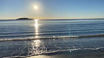 Nära stranden, solstolar, parasoller och strandhanddukar