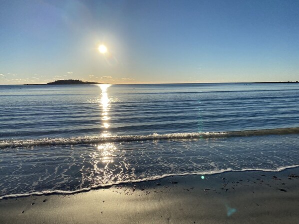 Sur la plage, chaise longue, serviettes de plage