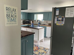 Großer Kühlschrank, Mikrowelle, Ofen, Herdplatte