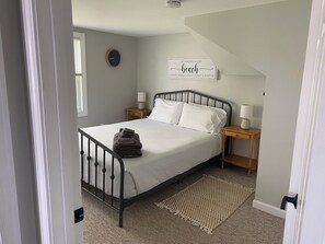 3 habitaciones, tabla de planchar con plancha y cuna de viaje 