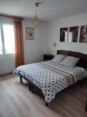 3 chambres, bureau, fer et planche à repasser, lit parapluie