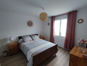 3 عدّة غرف نوم ومكتب ومكواة/لوح كي وسرير سفر