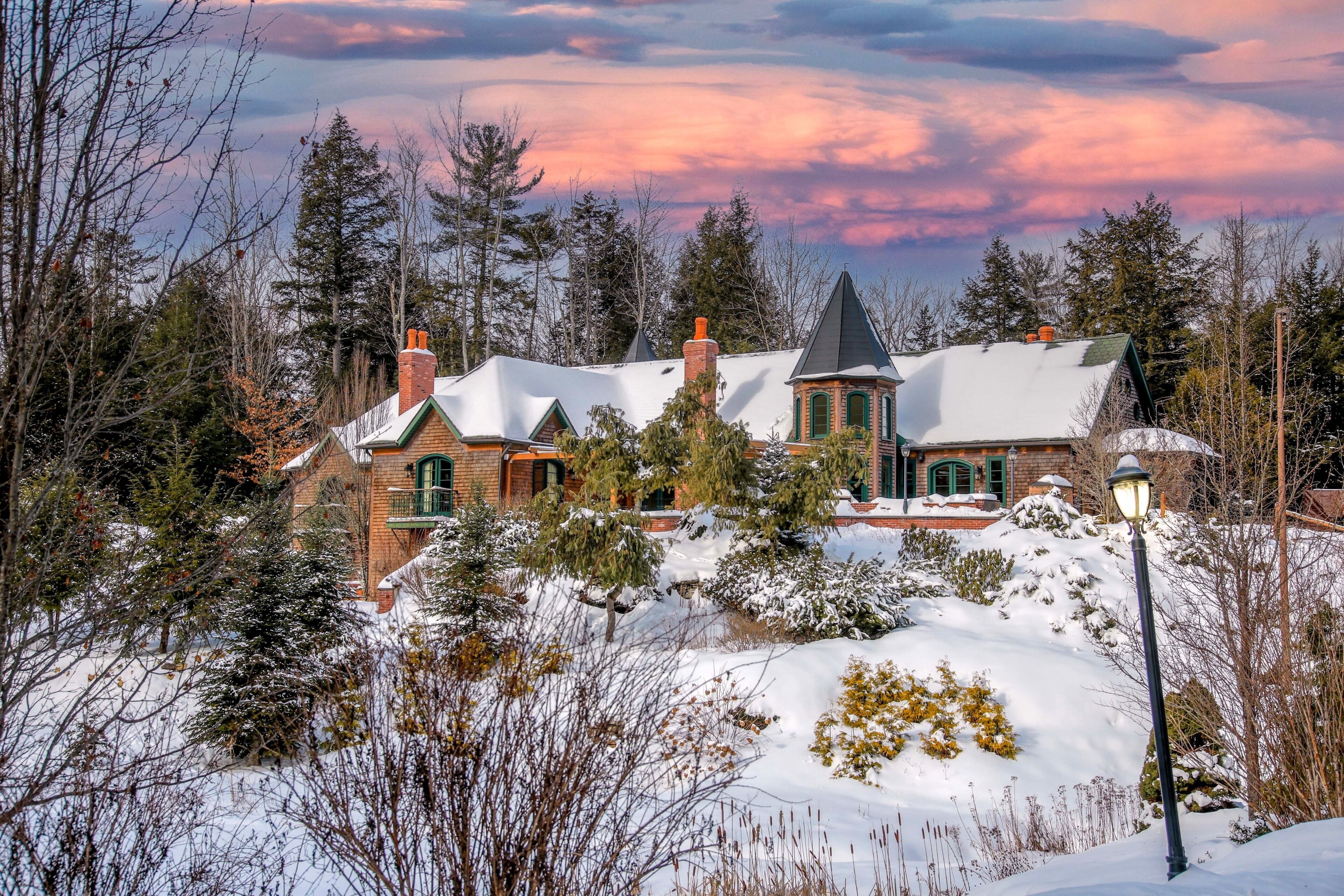 NEW! Private Luxury Estate w/ Mountain Views Close to Attitash / Hot Tub, Sauna