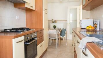 Mikrowelle, Ofen, Herdplatte, Wasserkocher mit Kaffee-/Teezubehör