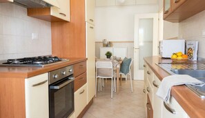 Mikrowelle, Ofen, Herdplatte, Wasserkocher mit Kaffee-/Teezubehör