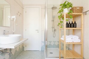 Ensemble douche/baignoire, sèche-cheveux, bidet, serviettes fournies