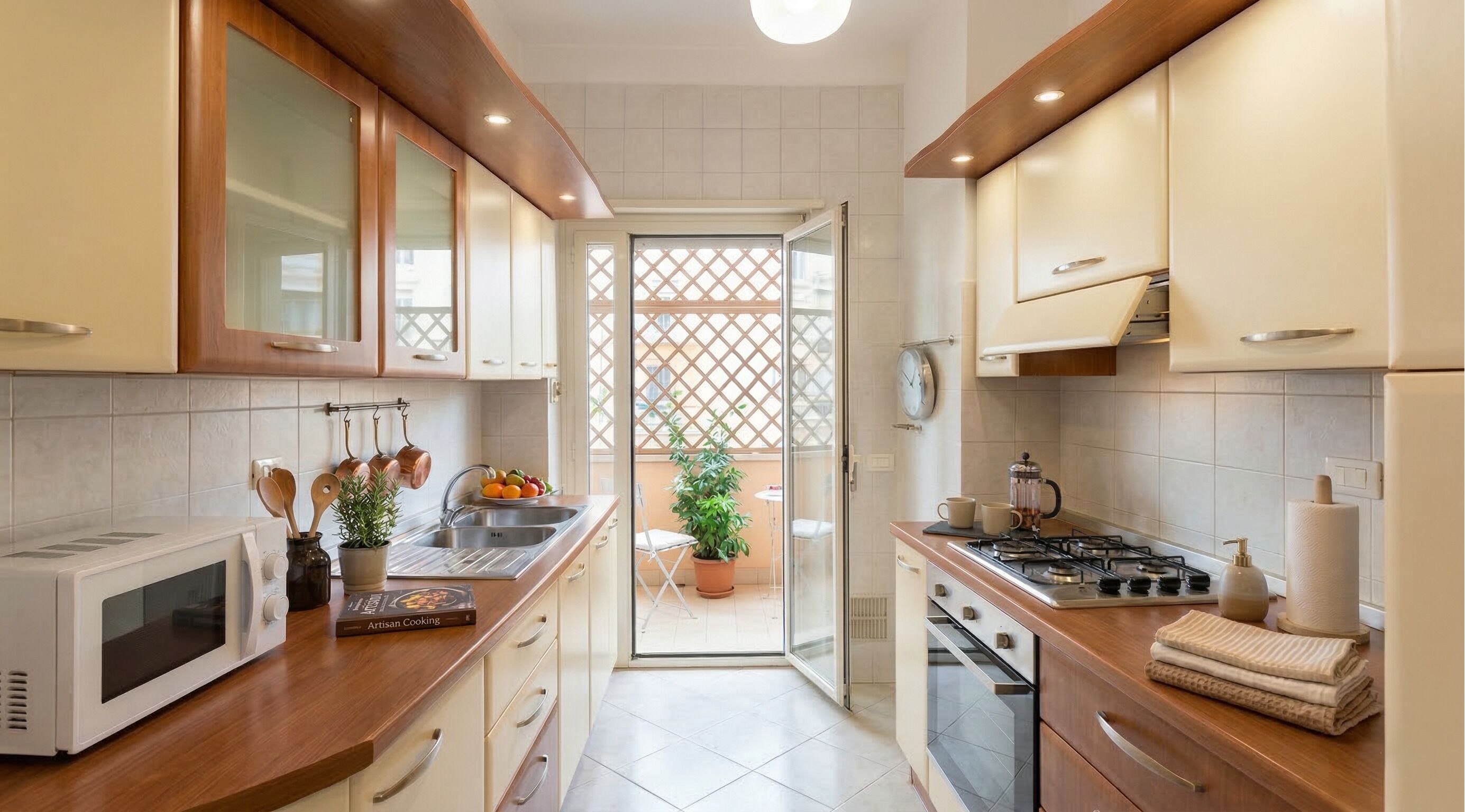 Mikrowelle, Ofen, Herdplatte, Wasserkocher mit Kaffee-/Teezubehör