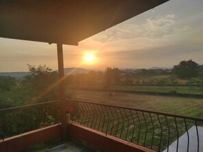 A balcony with a view of a sunset over a rural landscape. - DIEGO HAUS (Monforte de Lemos)