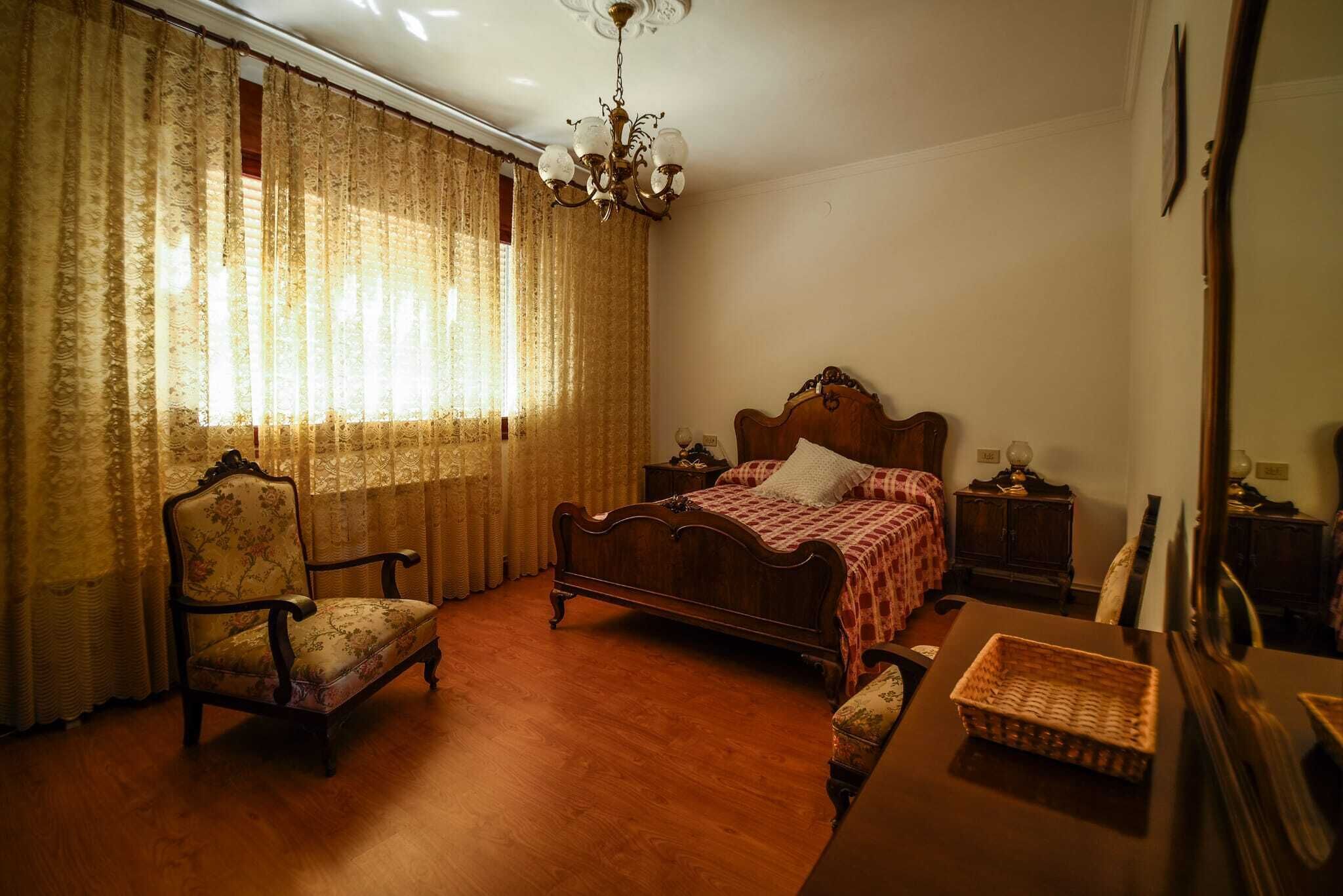 3 makuuhuonetta, silitysrauta/-lauta, vauvan matkasänky, vuodevaatteet