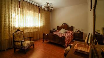 3 makuuhuonetta, silitysrauta/-lauta, vauvan matkasänky, vuodevaatteet