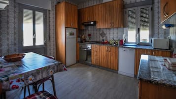 Frigorífic, microones, forn i placa de cuina