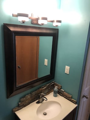 Combined shower/bathtub - 20 minute walk or easy bus ride to main Mayo campus (Rochester)