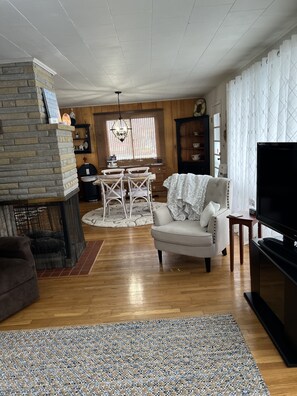 Smart TV, fireplace