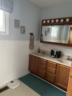 Combined shower/bathtub, hair dryer, towels, soap - Lake Whitetail Cottage<br>3/2 with a carport & large back porch. <br> (Waverly)